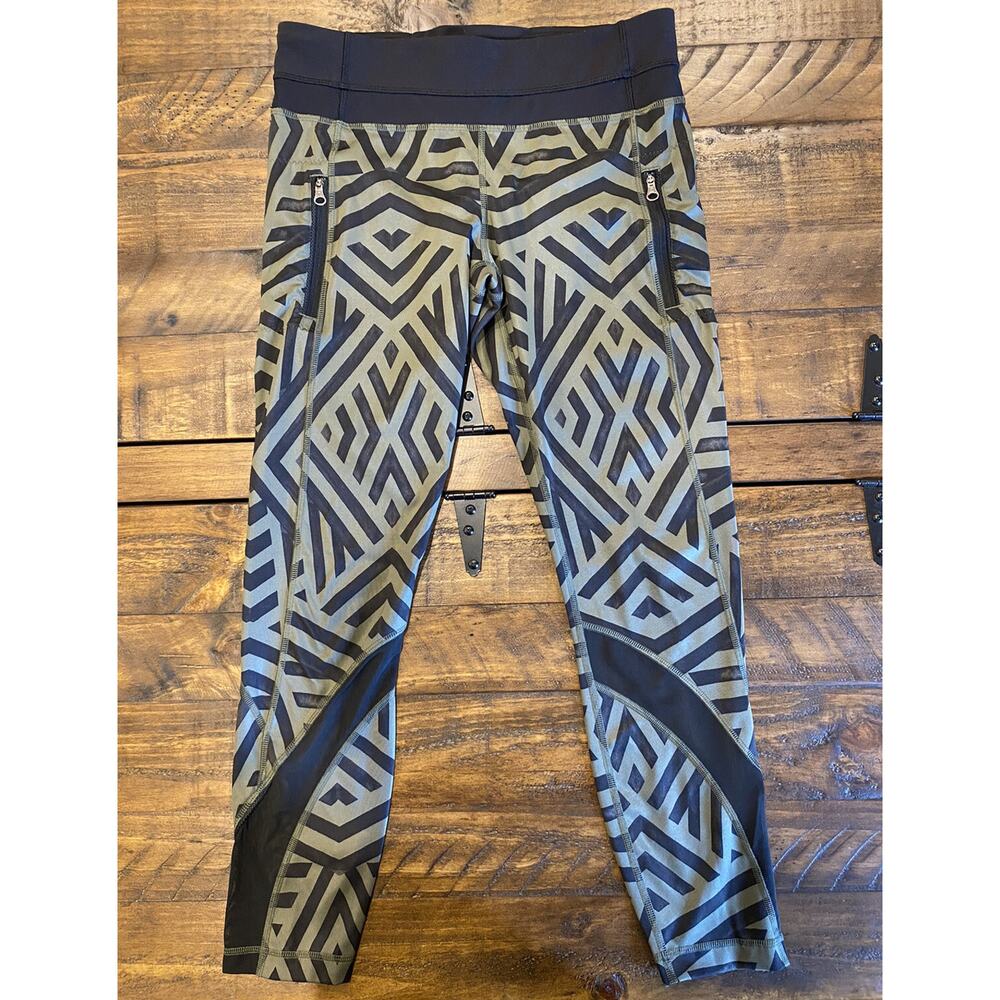 Lululemon Run Inspire Crop II Leggings in Chevron Shuffle Fatigue Green Size 8